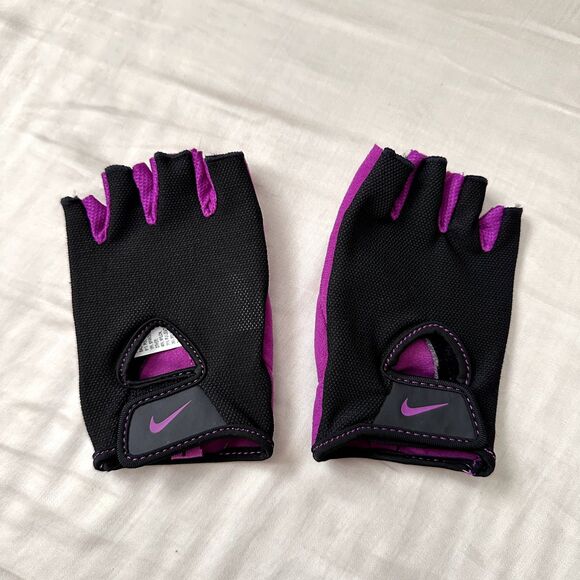 Nike Womens Fundamental Training Fitness Gloves Size M in Black/Bold Berry NWOT - Picture 2 of 3